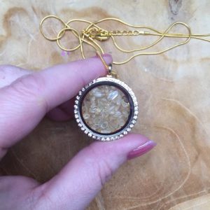 Locket, goudkleur gevuld met citrien