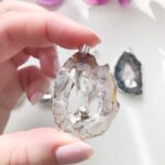 Geodehanger agaat met een puntje bergkristal
