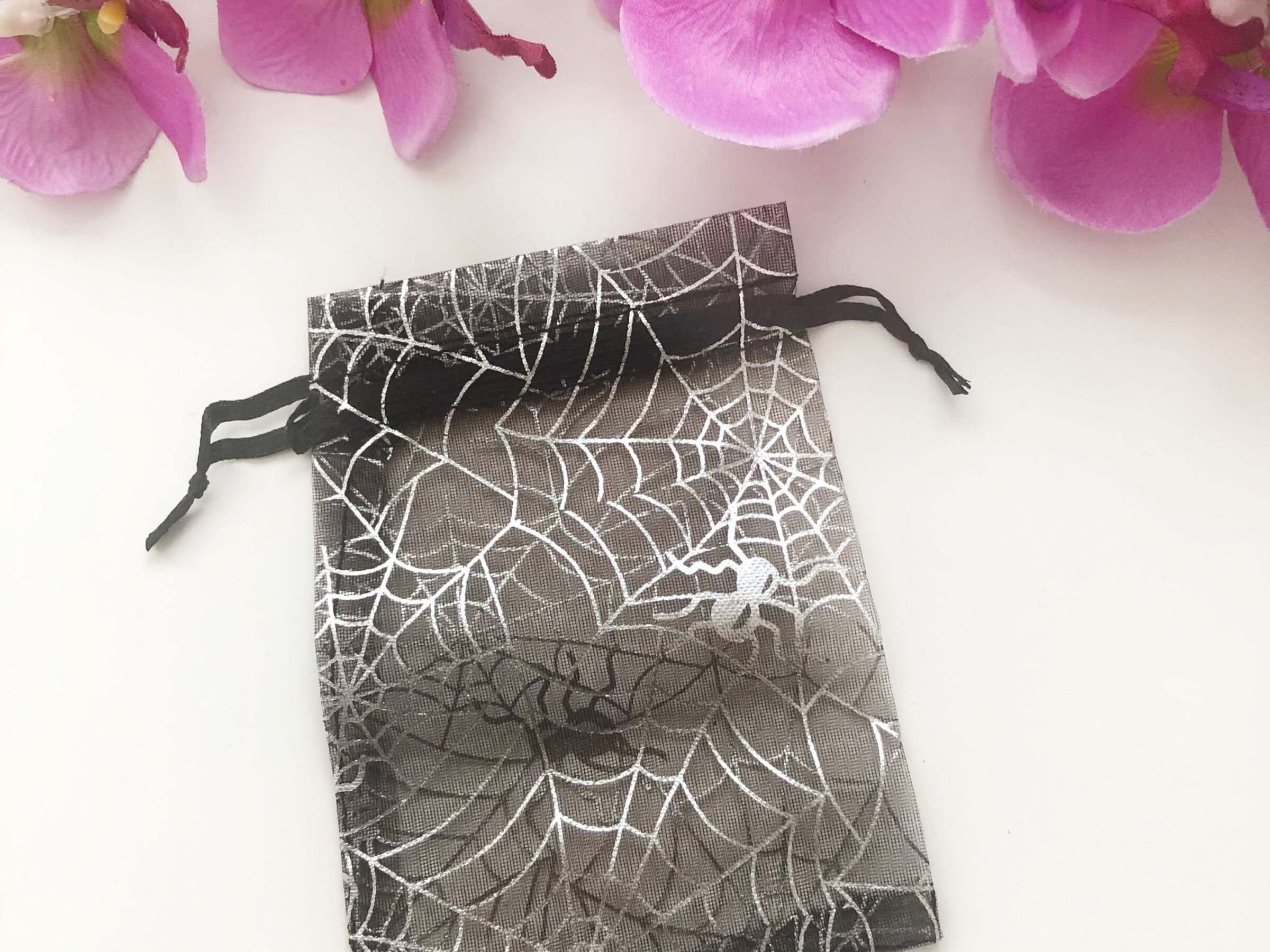 Organza zakje - Halloween - Samhain - zwart met zilveren spinnenwebben - 11 x 9 cm