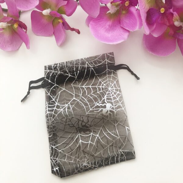 Organza zakje - Halloween - Samhain - zwart met zilveren spinnenwebben - 11 x 9 cm