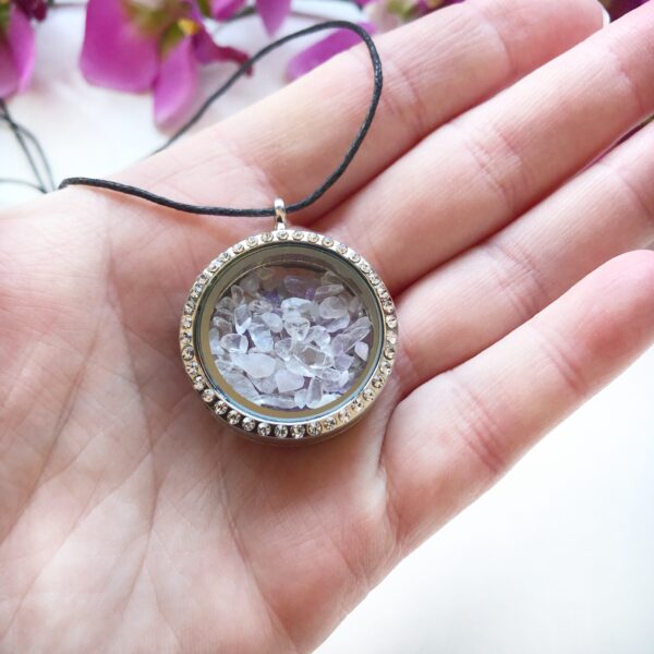 Locket - zilverkleur gevuld met Amethist - Rozenkwarts - Bergkristal - Gouden Driehoek