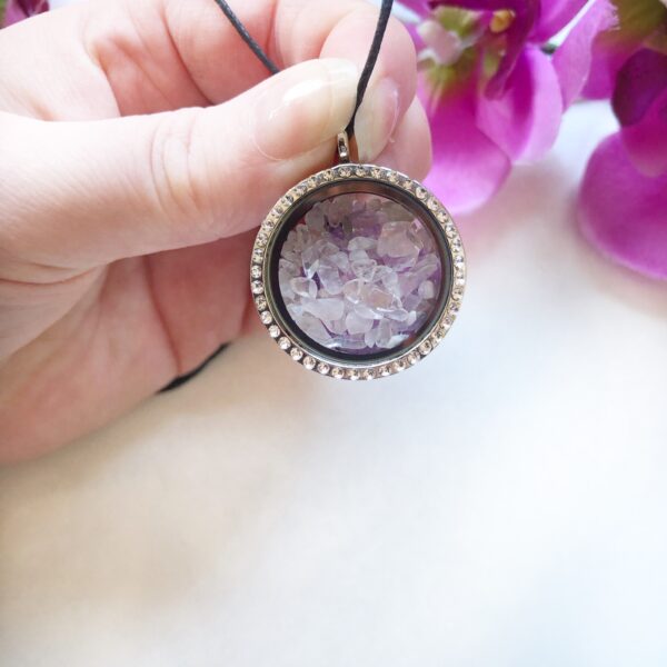 Locket - zilverkleur gevuld met Amethist - Rozenkwarts - Bergkristal - Gouden Driehoek