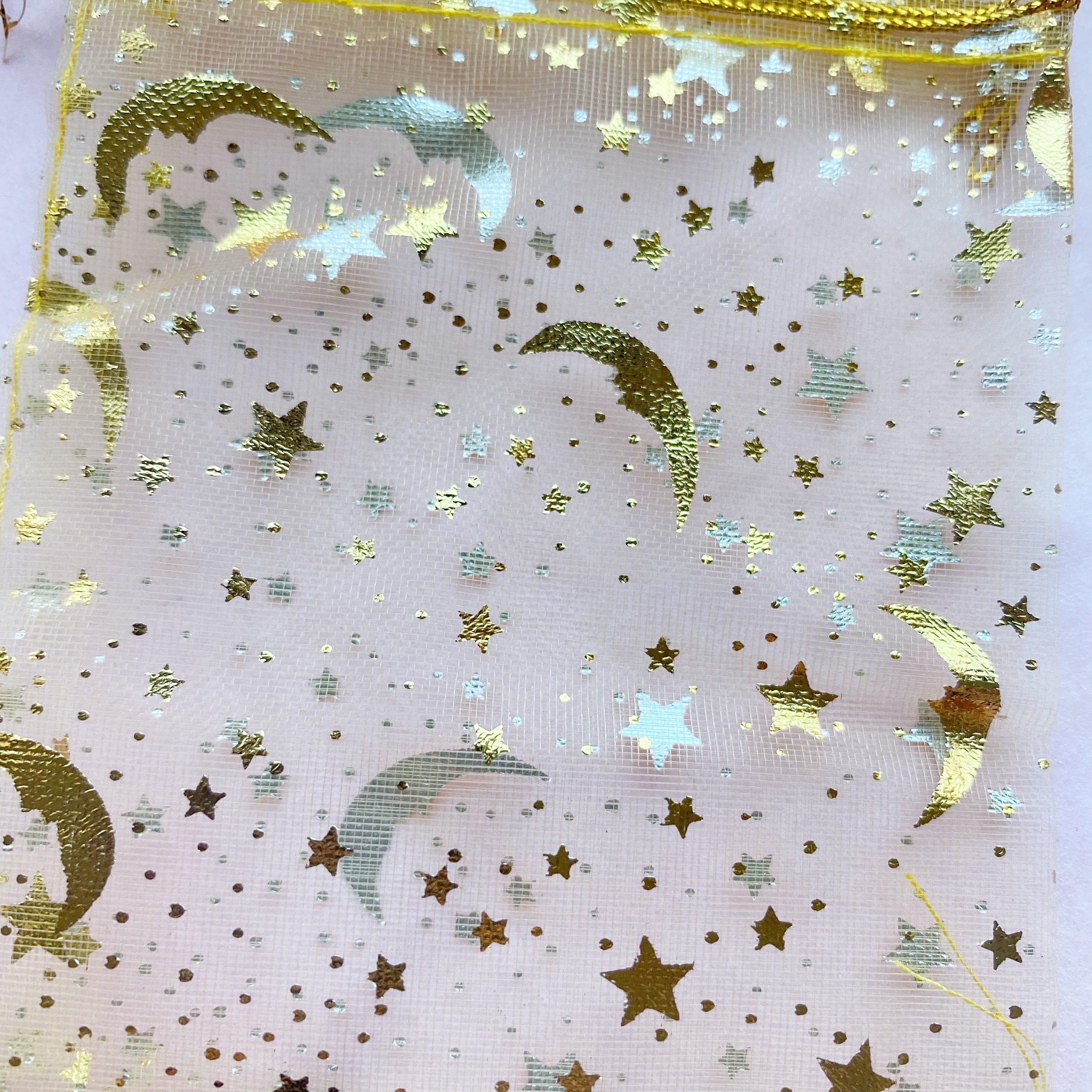 Organza zakje - geel met gouden sterren en manen - 11 x 8 cm