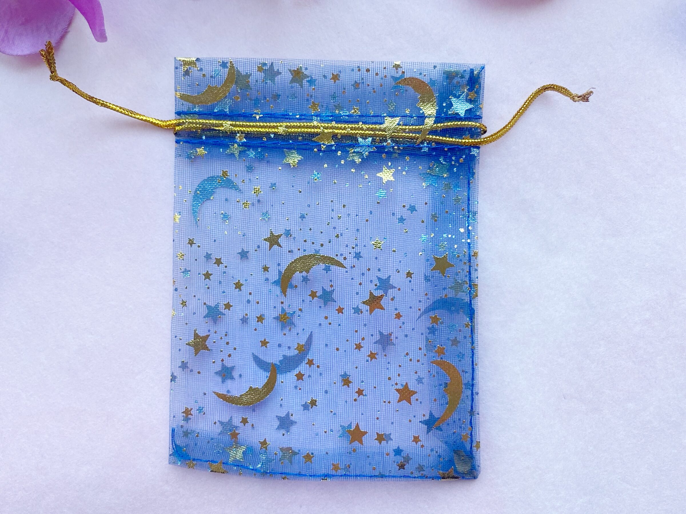 Organza zakje - blauw met zilveren en gouden sterren en manen - 11 x 8 cm