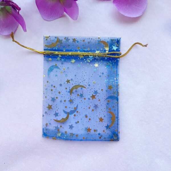 Organza zakje - blauw met zilveren en gouden sterren en manen - 11 x 8 cm